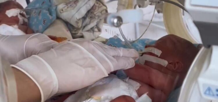 Новорожденного весом 850 граммов выходили врачи Алматинской области