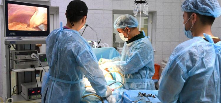 Алматы көпсалалы клиникалық ауруханасында жүкті әйелге екі ота бір сәтте жасалды