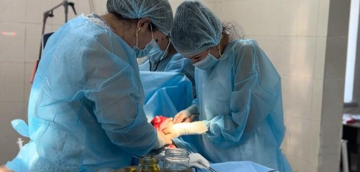 Гинекологи АМКБ провели операцию на миому матки