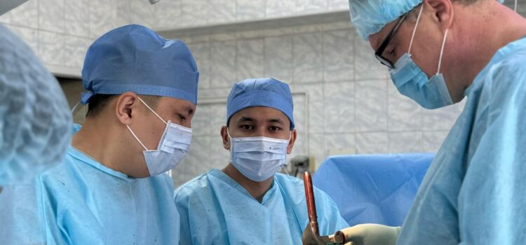 Жоғары технологиялы медициналық көмек: Алматы көпсалалы клиникалық ауруханасында аса күрделі оталар сәтті жүргізілуде